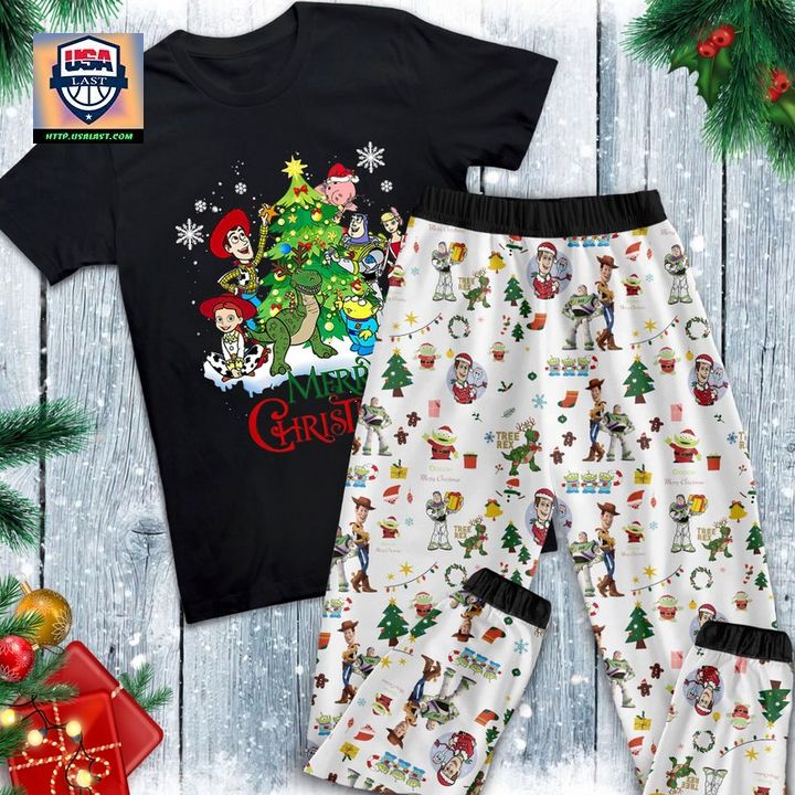 Wallen Around The Christmas Tree Pajamas Set